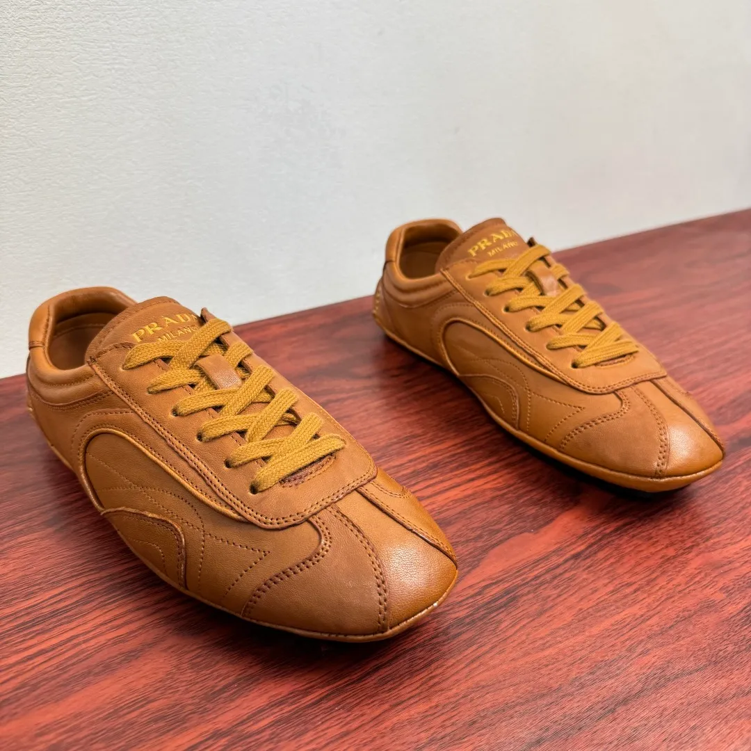 Batch 780 Prada/Prada Montecarlo Re-Edition 2005 Nappa sheepskin/nubuck leather sneakers, men's men's men's shoes for easy shipping! Featuring an antique finish, these sneakers combine style and comfort in a sophisticated and innovative design. The silhouette inspired by driving shoes is soft and flexible, and the deconstructed sole gives it a lightweight look and smooth aesthetic. Prominent top stitching enhances the sporty soul of this hybrid sneaker. It is paired with a lightweight and flexible rubber sole, a visible convex sole pattern embellishment, and a wrapped insole. The whole package! Size: 39-40-41-42-43-44 Leather shoe size Item number: 4E1165 Sheepskin Brown